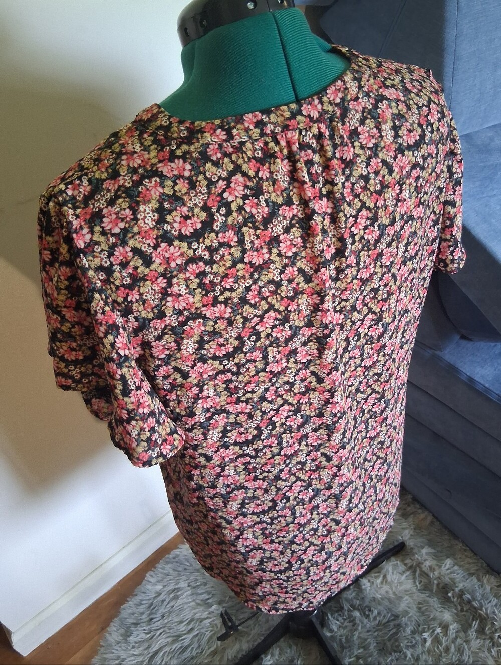 Maurices Black Pink Floral V-Neck Blouse Women’s XL Short Sleeve - Picture 4 of 6